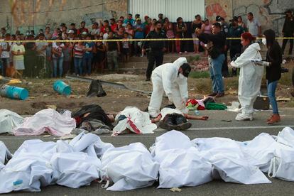 Personal de emergencias junto a varios cadáveres.