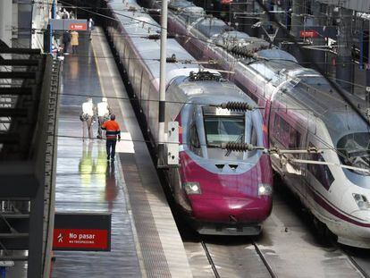 Dos trenes de alta velocidad de Renfe en Atocha.