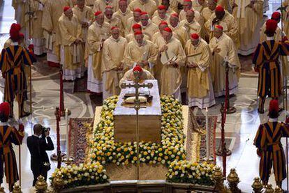 La policía calcula que millón y medio de personas ha seguido la beatificación de Juan Pablo II en Roma; el Vaticano lo rebaja a un millón.