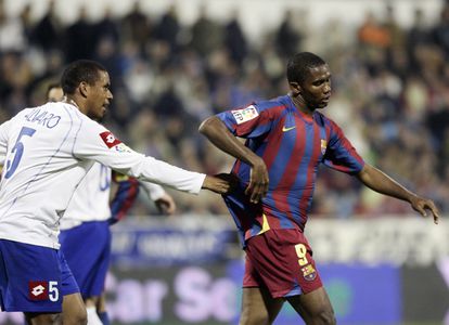  Alvaro Maior intenta convencer a Samuel Eto'o de no abandonar el campo después de recibir insultos racistas en un partido del Barcelona contra el Zaragoza, en la temporada 2005-2006.