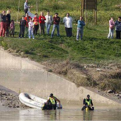 Rastreo en el Guadalquivir para encontrar el cadáver de la sevillana Marta del Castillo.