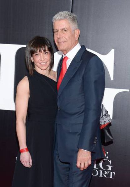 Anthony Bourdain y su entonces esposa Ottavia Busia en un estreno en noviembre de 2015 en Nueva York.
