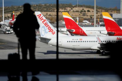 Un pasajero en el aeropuerto de Barajas, el pasado diciembre.