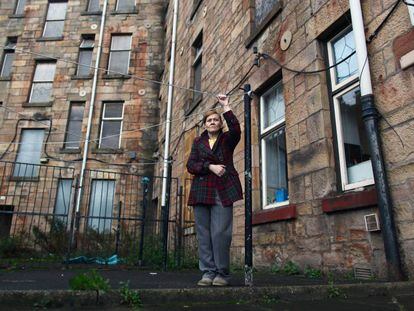 Una vecina de Glasgow frente al bloque de viviendas del que fue desahuciada con motivo de los Juegos de la Commonwealth de 2014. 