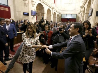 El presidente de la Junta de Andalucía, Juan Manuel Moreno, saluda a su predecesora, Susana Díaz.