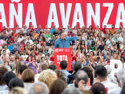 Mitin de cierre de campaña de las generales del PSOE, en el polideportivo de La Alhóndiga, Getafe, Madrid.