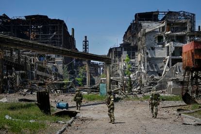 Soldados rusos patrulla por la ciudad ucrania de Mariupol el pasado 13 de junio.