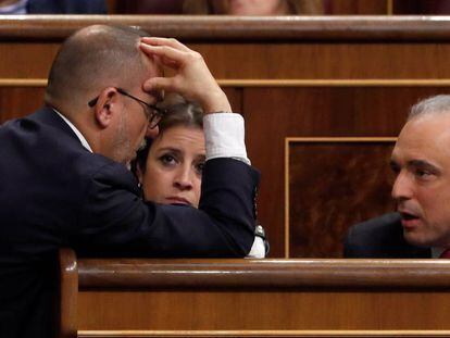 El portavoz del PDeCAT, Carles Campuzano, conversa con los diputados del PSOE Rafael Simancas y Adriana Lastra en el Congreso.