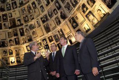 Ashton Carter, durante su visita al Museo del Holocausto de Jerusalén.