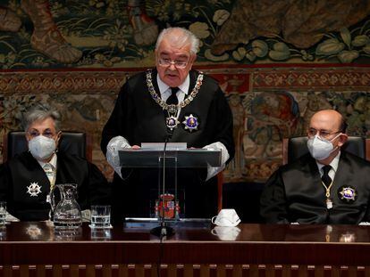 El presidente saliente del Tribunal Constitucional, Juan José González Rivas (centro), pronuncia un discurso durante la toma de posesión de los nuevos cuatro jueces del órgano, este jueves.