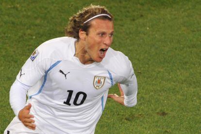 El delantero uruguayo Diego Forlán celebra uno de sus goles a Sudáfrica.