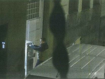 Los investigados trasladan el cadáver de un hombre a la salida de un local en Barcelona.