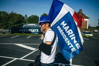 Pascal Blondel muesta su apoyo a Marine Le Pen a la entrada de un mitin en Arrás.