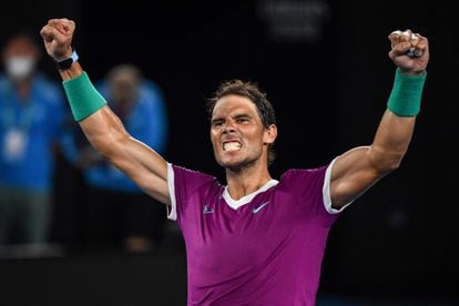 Spain's Rafael Nadal celebrates after victory against Italy's Matteo Berrettini during their men's singles semi-final match on day twelve of the Australian Open tennis tournament in Melbourne on January 28, 2022. (Photo by William WEST / AFP) / -- IMAGE RESTRICTED TO EDITORIAL USE - STRICTLY NO COMMERCIAL USE --