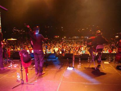 Actuaci&oacute;n del grupo Tiruleque en la Festa Folk de Vilari&ntilde;o, en Cangas (Pontevedra).