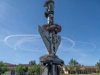 The storks have taken over a sculpture by Wolf Vostell, also in Malpartida.