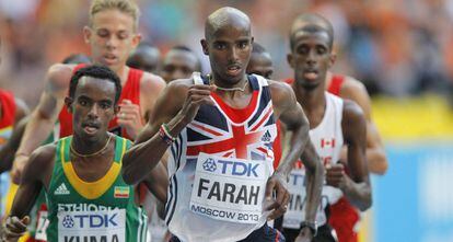 Farah lidera la final de los 10.000 metros.