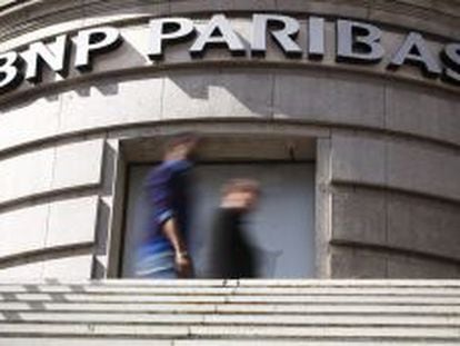 En la imagen, fachada de una sucursal del banco franc&eacute;s BNP Paribas en Par&iacute;s, Francia. EFE/Archivo