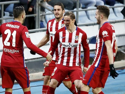 Fernando Torres celebra un gol con sus compa&ntilde;eros. 