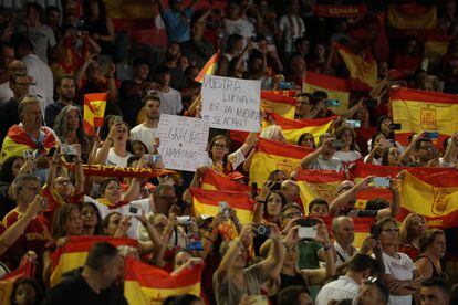 Aficionados durante el partido de España en El Arcángel de Córdoba. 