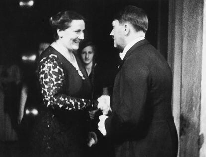Adolf Hitler saluda a Winifred Wagner, viuda del hijo del compositor, en Bayreuth.