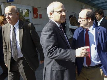 El consejero Boi Ruiz (i), el expresidente José Montilla (c), y el líder del PSC, Miquel Iceta (d), en el funeral de Jordi Miralles.