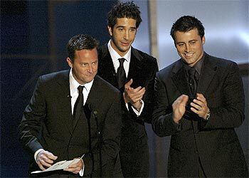 Matthew Perry, David Schwimmer y Matt LeBlanc, de la serie <i>Friends</i>, durante la presentación de los premios.