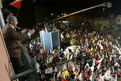 El líder socialista José Sócrates se dirige a la multutud congregada anoche ante la sede del partido en Lisboa.