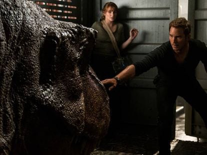 Bryce Dallas Howard y Chris Pratt, en una imagen de 'Jurassic World: el reino caído'.
