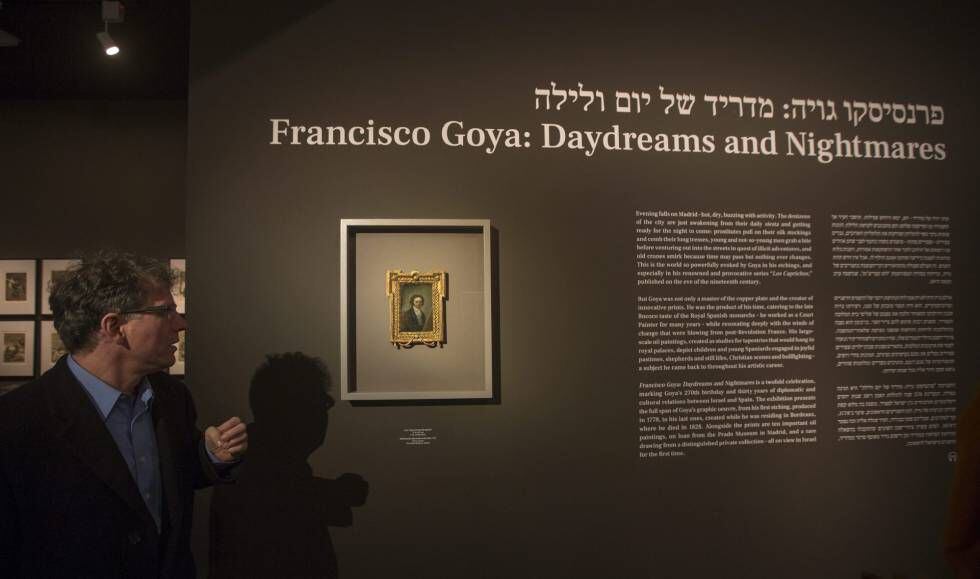 Un visitante observa un 'Autorretrato', de Goya en la exposición 'Sueños y pesadillas', en el Museo de Israel, en Jerusalén, hoy, 9 de diciembre.
