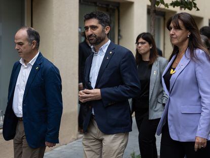 En la imagen, de izquierda a derecha, Jordi Turull, Jordi Puigneró y Laura Borràs llegan a la sede de Junts.