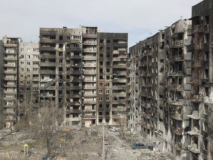Edificios de viviendas dañados por el ataque ruso a Mariupol, en el sur de Ucrania, en una imagen del día 3.