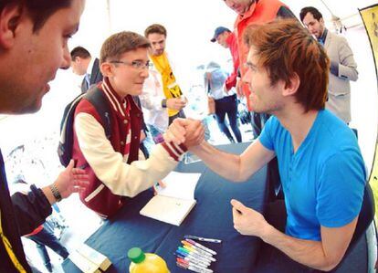 Germán Garmendia saluda a sus fans en la Feria del Libro