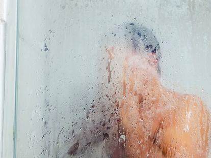Un hombre durante una ducha.