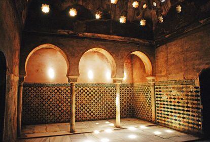 Sala caliente con cúpula de lucernarios en estrella, en los baños privados del palacio de la Alhambra (Granada)