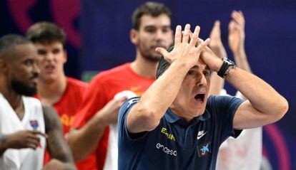 El entrenador de la selección española, Sergio Scariolo, reacciona durante el partido.
