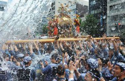 Desfile de un 'mikoshi' (santuario portátil) en el Fukagawa Hachiman Festival de Tokio.
