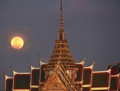 La superluna junto al Palacio Real en Bangkok (Tailandia).