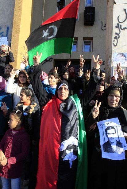 Madres de víctimas se manifiestan en la plaza de Al Mahkama, en Bengasi, Libia.