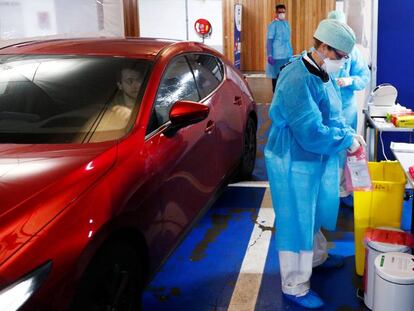 Pruebas de diagnóstico del coronavirus a pacientes en coche en Lieja (Bélgica).