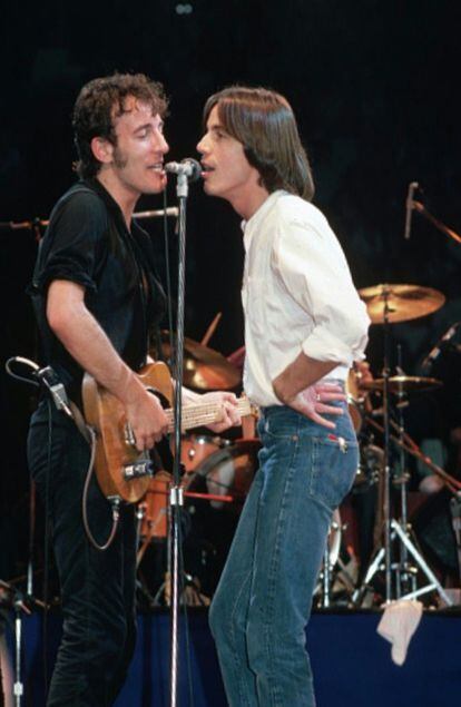 Bruce Springsteen y Jackson Browne en un concierto No Nukes, en 1979.