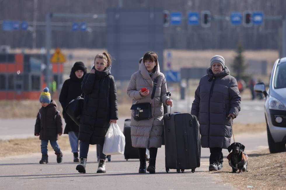 Mujeres y niños llegan al cruce fronterizo de Budomierz, en Polonia, el pasado 13 de marzo. Esa madrugada, misiles rusos destruyeron una base militar ubicada en su ciudad, la localidad ucraniana de Yavoriv, a 25 kilómetros del territorio de la OTAN.