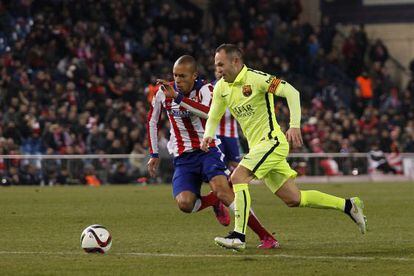 Iniesta conduce el balón frente a Miranda en el Atlético-Barcelona 