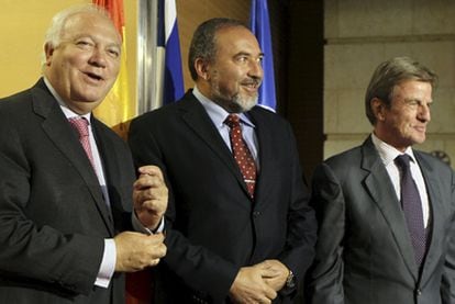 El ministro de Asuntos Exteriores israelí, Agvidor Lieberman, juto a sus homólogos francés y español, Bernard Kouchner y Miguel Ángel Moratinos