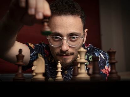 Levy Rozman, jugando al ajedrez en su apartamento de Nueva York.