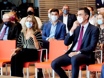 La vicepresidenta segunda del Gobierno y ministra de Trabajo, Yolanda Díaz, y el presidente del Gobierno, Pedro Sánchez, la semana pasada en Santander.