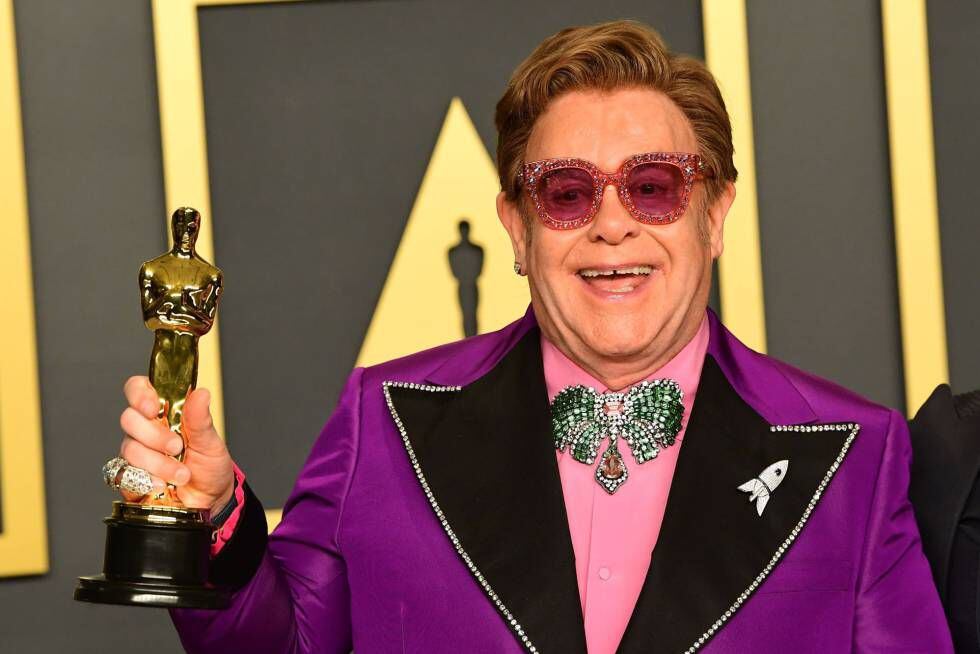 El británico Elton John posa en la última ceremonia de entrega de los Oscar.