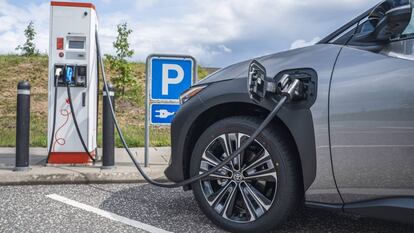 Imagen de un coche eléctrico cargándose.