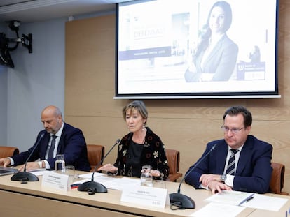 De izquierda a derecha: Enrique Rodríguez Zarza,director general del RIJ; Victoria Ortega, presidenta del Consejo General de la Abogacía Española; y Valentín Arce, director general adjunto de INFORMA.