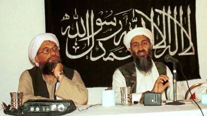 Ayman al-Zawahri, a la izquierda, junto al fallecido l&iacute;der de Al Qaeda Osama bin Laden, en 1998.